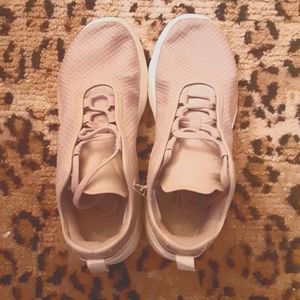 HOST PICK BEST IN SHOES 12/06!! Nike shoes